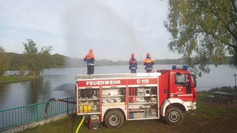 Foto einer Übung der Jugendfeuerwehr mit einem Tanklöschfahrzeug und Wasserabgabe