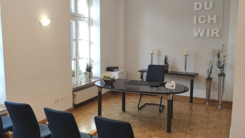Trauzimmer: Stuhlreihen und Tisch mit Stuhl 