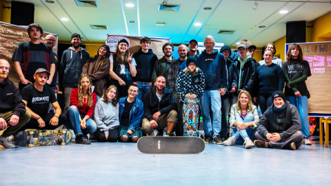 Personengruppe mit Skateboards
