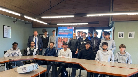 Bild mit Auszubildenden und dem Bürgermeister der Stadt Haltern am See