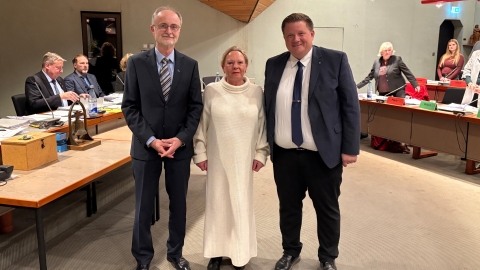 Zwei Männer und in der Mitte eine Frau. 