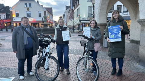Vier Personen und zwei Fahrräder.