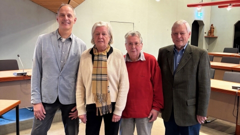 Vier Personen im Ratssaal