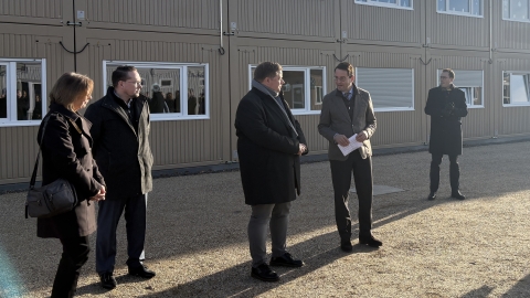 Menschen vor Containern 