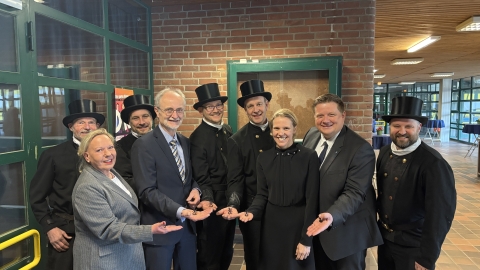 Schornsteinfeger und Funktionsträger im Foyer