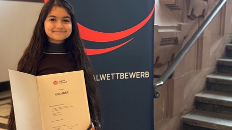 Bild zeigt eine Schülerin mit Urkunde bei Jugend musiziert