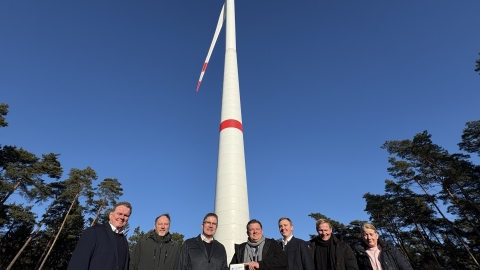Menschen auf Fuß eines Windrats