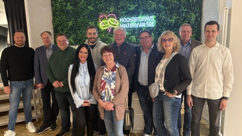 Gruppe vor einem Leuchtschild "Hochzeitshaus Haltern am See"