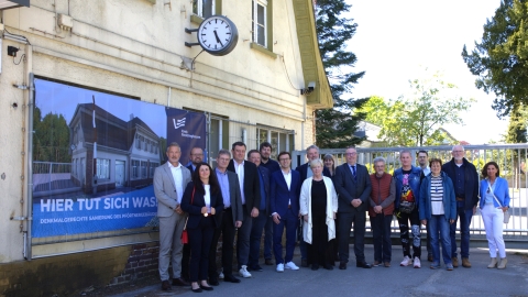 Gruppe von Menschen vor Gebäude 