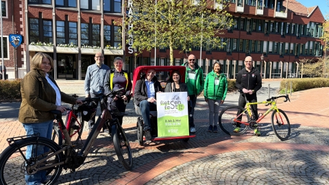 Gruppe mit Fahrrädern vor Rathaus 