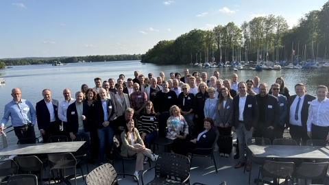 Menschen auf einem Boot für Foto aufgestellt 