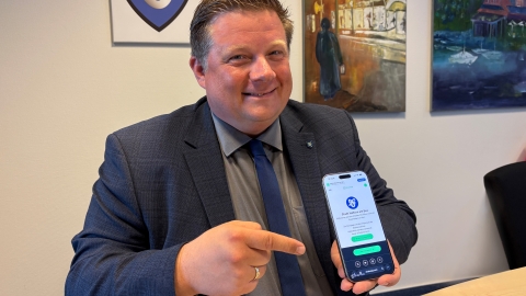 Bürgermeister mit Handy in der Hand 