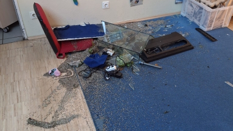 Aquarium in Scherben auf dem Boden verteilt