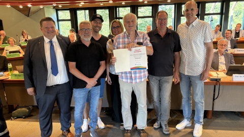 Menschen im Ratssaal 