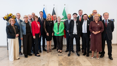 Gruppe von Menschen mit Orden 