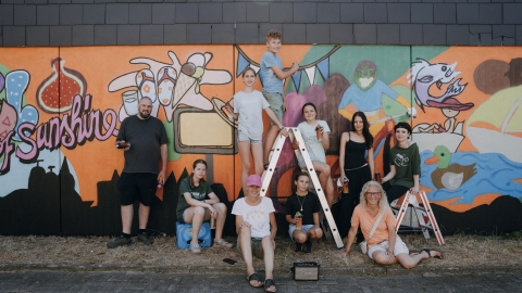 Gruppe von Menschen vor Graffiti