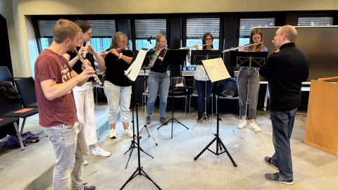 Musizierende mit ihren Querflöten