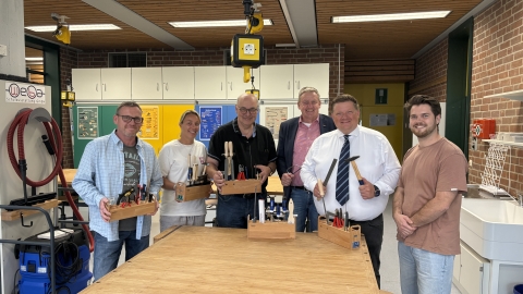 Gruppe von Menschen im Technikraum