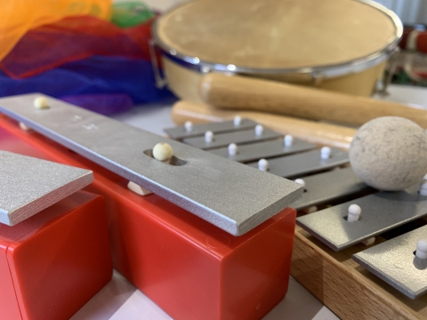 Bild zeigt verschiedene Orff-Instrumente