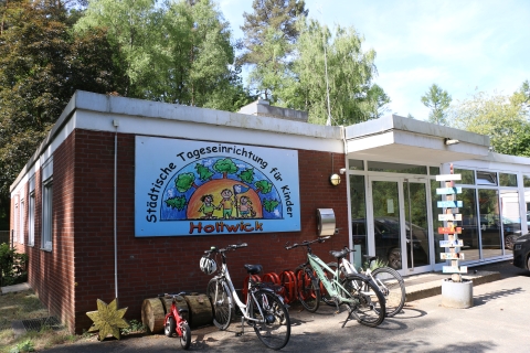 Kitagebäude und Haupteingang