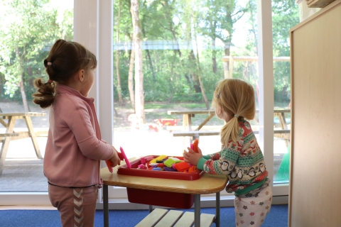 Zwei Kinder und Spielzeug