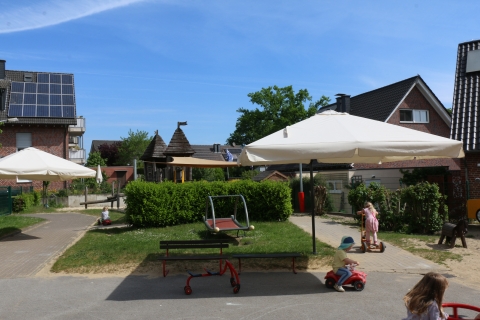 Außengelände und Kinder auf Fahrzeugen