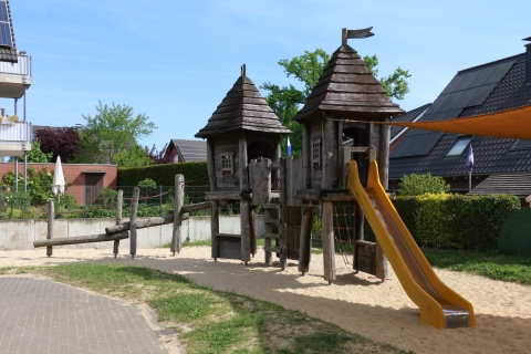 Kletterturm aus Holz mit Rutsche