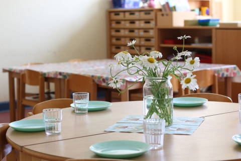 Gedeckter Tisch mit Blumen