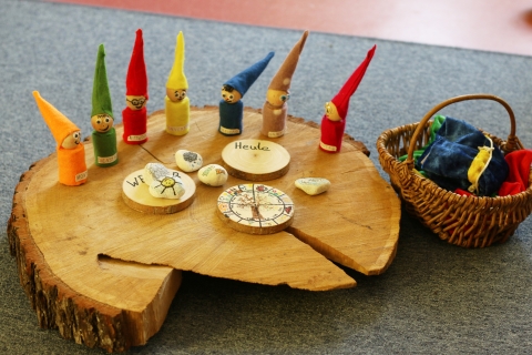 Baumscheibe mit bunten Püppchen