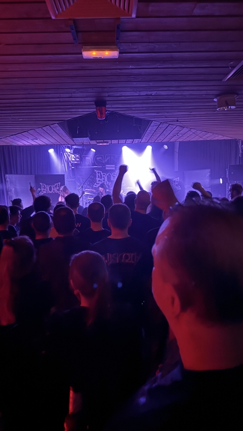 Viele Menschen die vor einer Bühne stehen