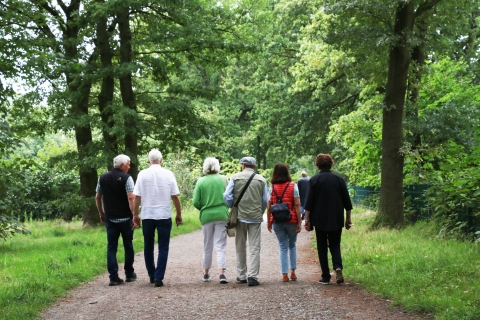 Senioren, die hintereinander herlaufen
