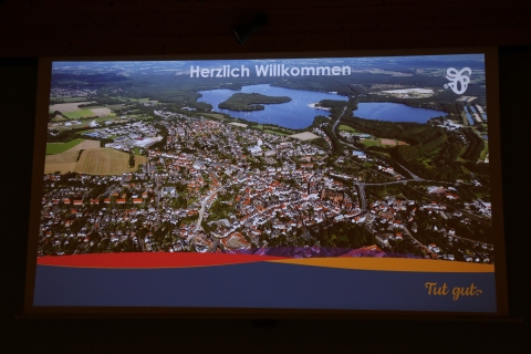 Folie auf der steht herzlich Willkommen