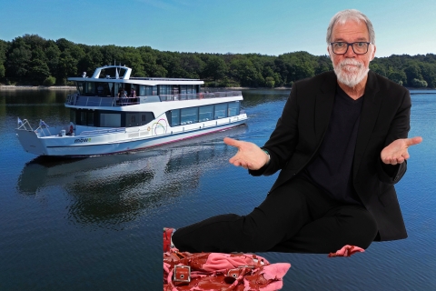 Person vor Boot auf Wasser