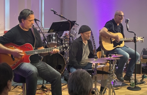 Bild zeigt die drei Mitglieder der Band "Solidate"