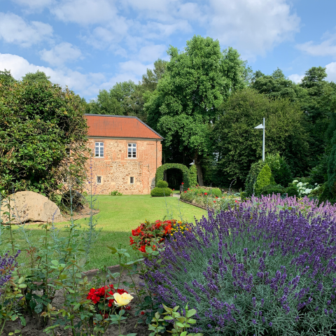 Schlossgarten mit Blumen