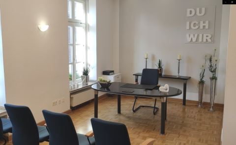 Trauzimmer: Stuhlreihen und Tisch mit Stuhl 
