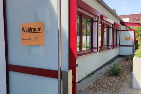 Tür mit Beschriftung Wahllokal