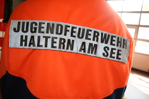 Foto einer Rückenbeschriftung mit dem Text Jugendfeuerwehr Haltern am See