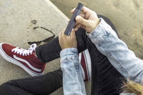 Vape, die in der Hand gehalten wird