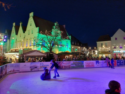 Schlittschuhbahn mit Beleuchtung