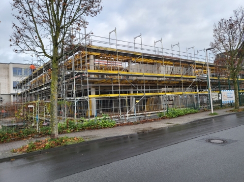 Gebäudekörper im Rohbau mit Gerüst
