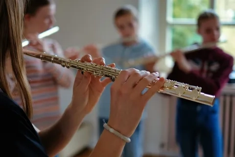 Querflöte spielen vor Kindern