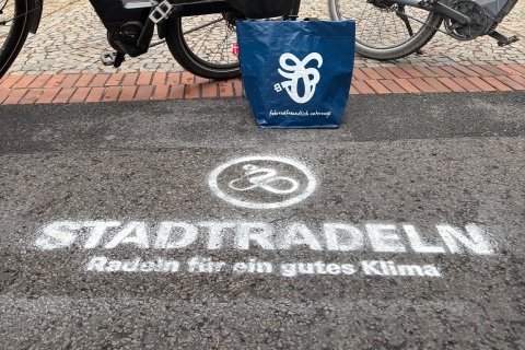Stadtradeln mit Kreidefarbe auf der Straße angebracht