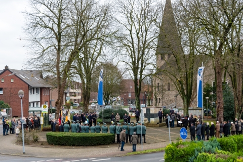 gedenkende Menschen vor einer Kirche 