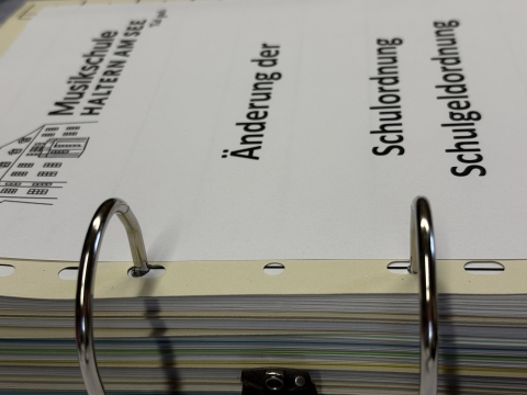 Bild zeigt einen aufgeschlagenen Aktenordner