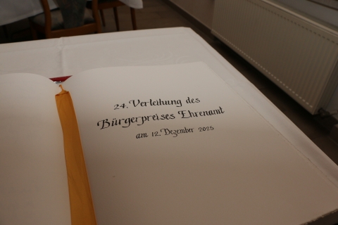 Aufgeschlagenes Goldenes Buch mit Schriftzug "Bürgerpreis Ehrenamt"