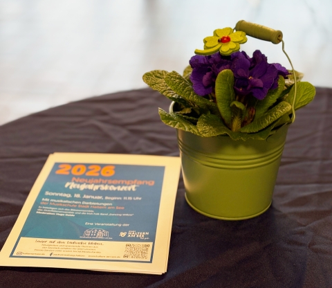 Blume mit Programmheft