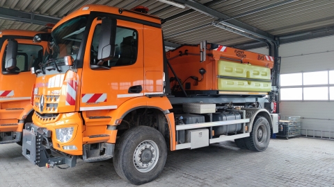 orangenes Streufahrzeug