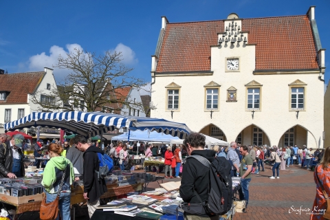 Markt mit Bücherständen 