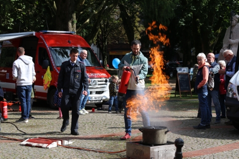 Mann löscht mit Feuerlöscher Brand